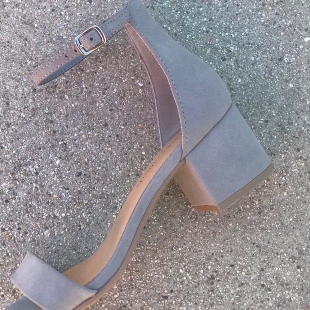 🄻🄰🅂🅃🄿🄰🄸🅁 10 Grey chunky ankle strap sandal - Picture 2 of 6